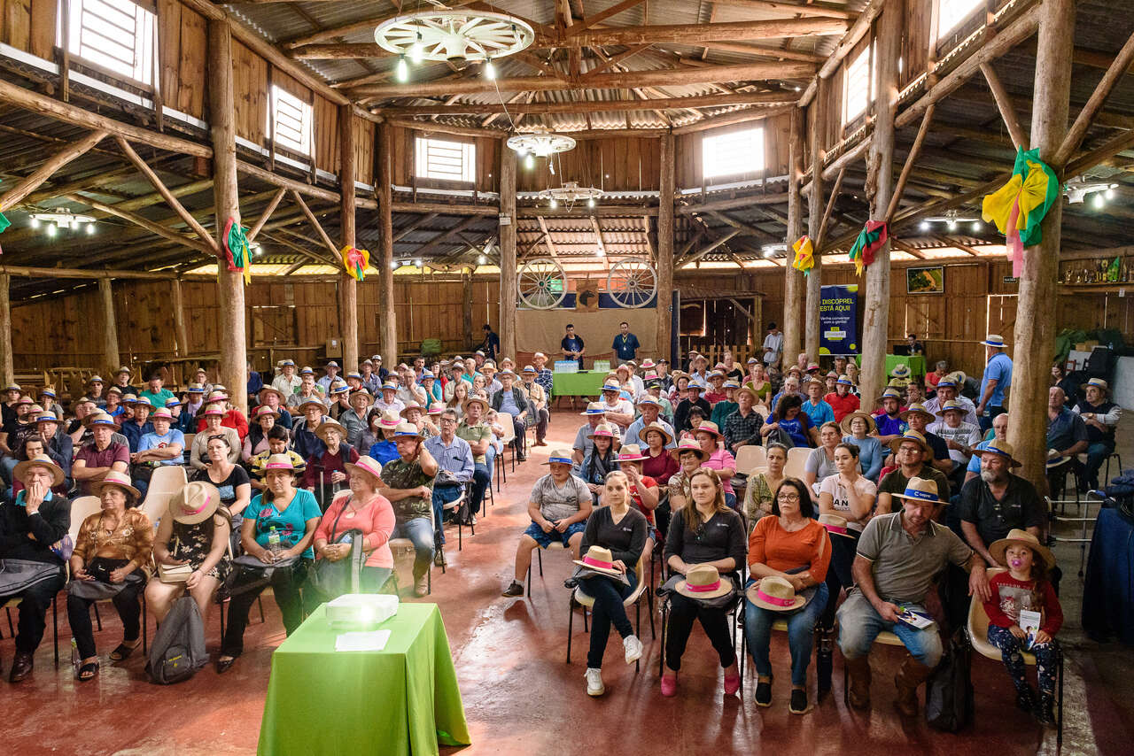 Coprel realiza eventos com cooperantes e público escolar em Ernestina