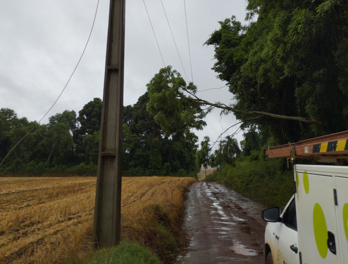 Tempestade causa danos na rede elétrica da Coprel na madrugada da segunda-feira (02) 